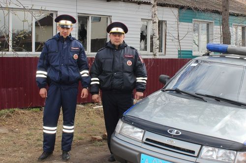 Старший лейтенант полиции Владимир Падчик и лейтенант полиции Александр Колесников. Фото ГИБДД по Хакасии